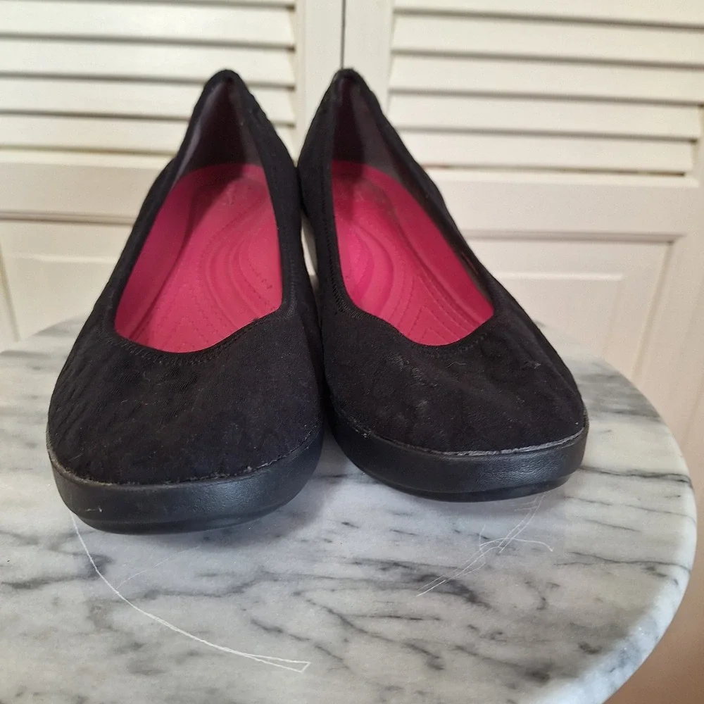 Crocs Lina Wedge Black Embossed Floral Dual Comfort Pumps Shoes Women